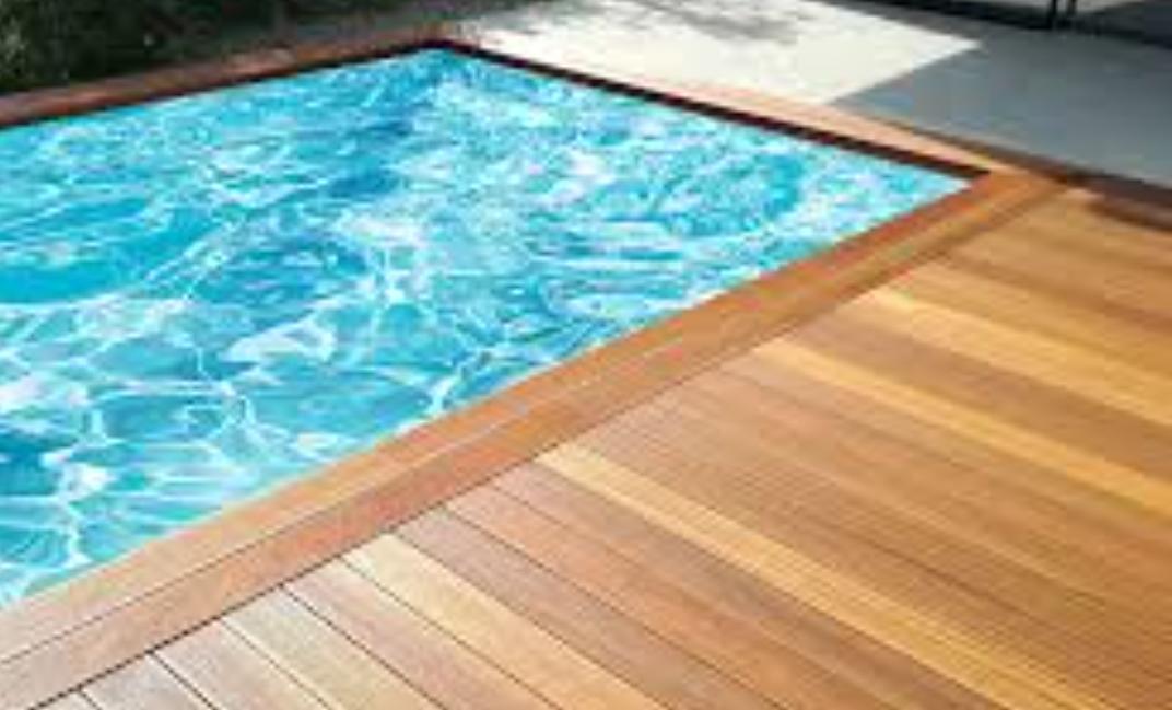 Deck de teca en borde de piscina